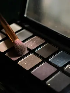 Paleta de sombras com um pincel pousado