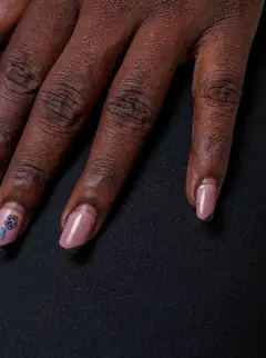 Mão com unhas amendoadas pintadas de rosa