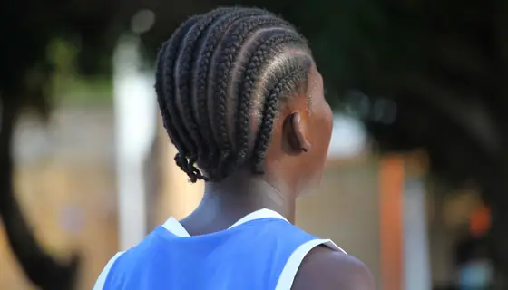 Cabelo com cornrows visto de trás